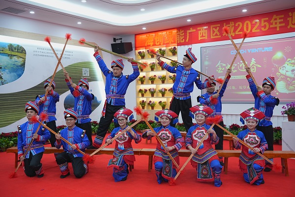 1739176913471212.jpg 12扁擔(dān)舞副本.jpg